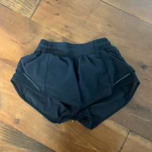 LULU LEMON Hotty Hot short II 2.5”